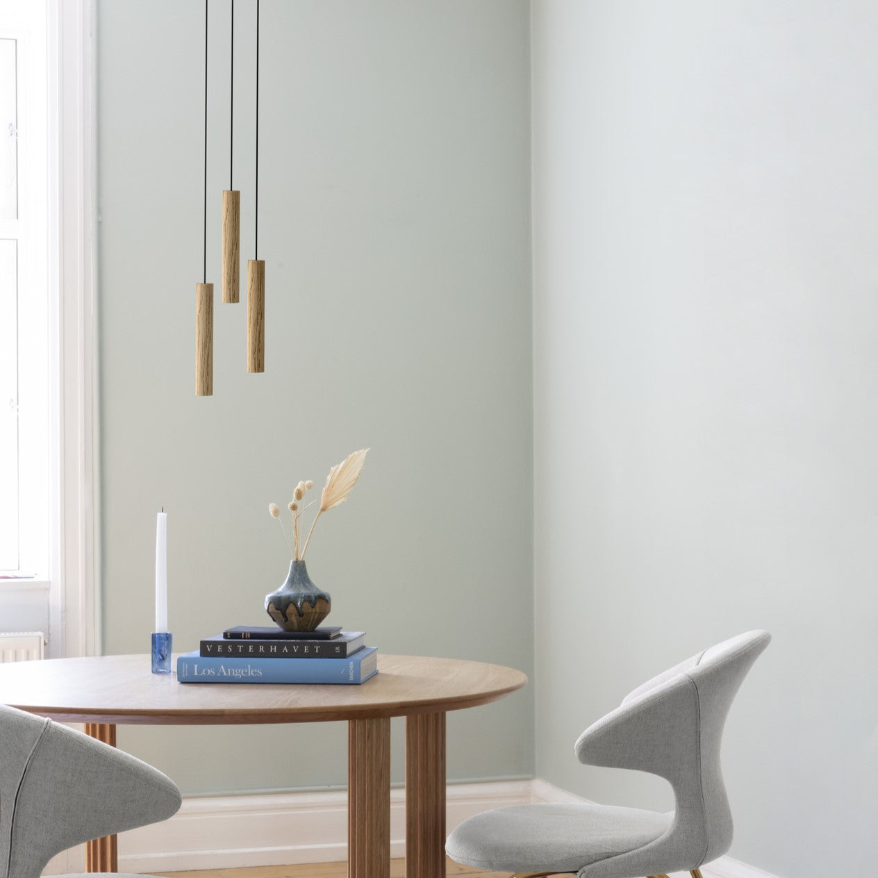 Elegante Pendelleuchte mit drei Chimes Lampenschirmen von Umage, ideal für stilvolle Akzente und gemütliche Atmosphäre in Wohnräumen.