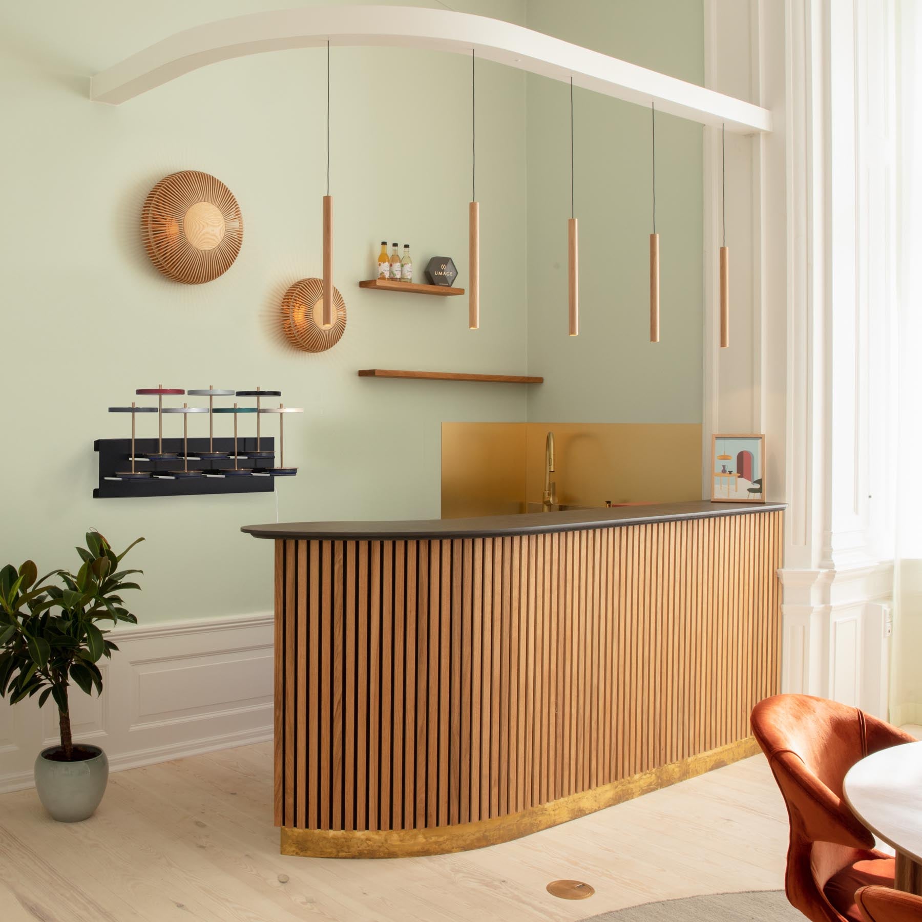Elegante Chimes Pendellampe Lang aus Eichenholz, ideal für stilvolle Beleuchtung in modernen Wohnräumen.