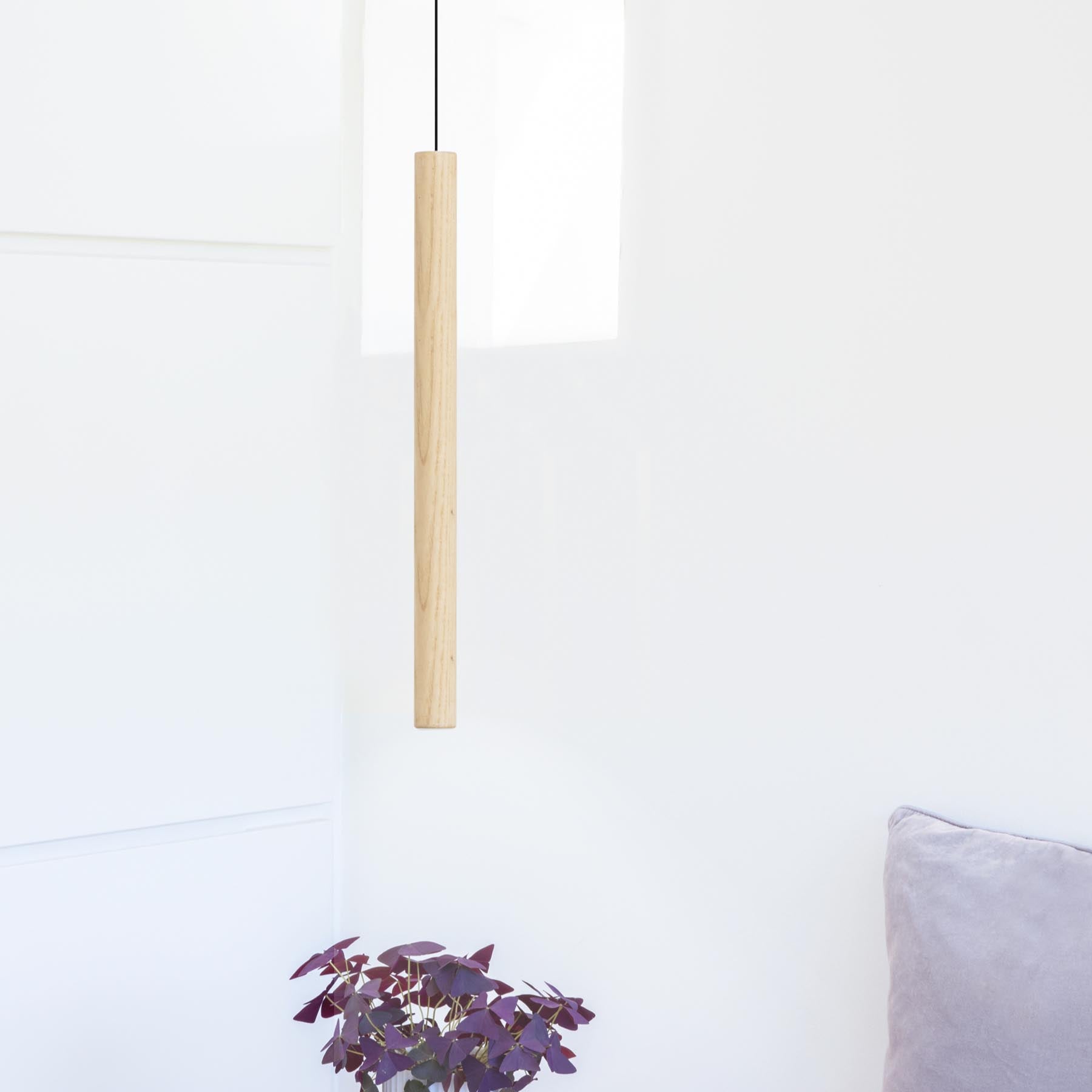 Elegante Chimes Pendellampe Lang von Umage, gefertigt aus edlem Eichenholz, ideal für stimmungsvolle Beleuchtung in modernen Wohnräumen.