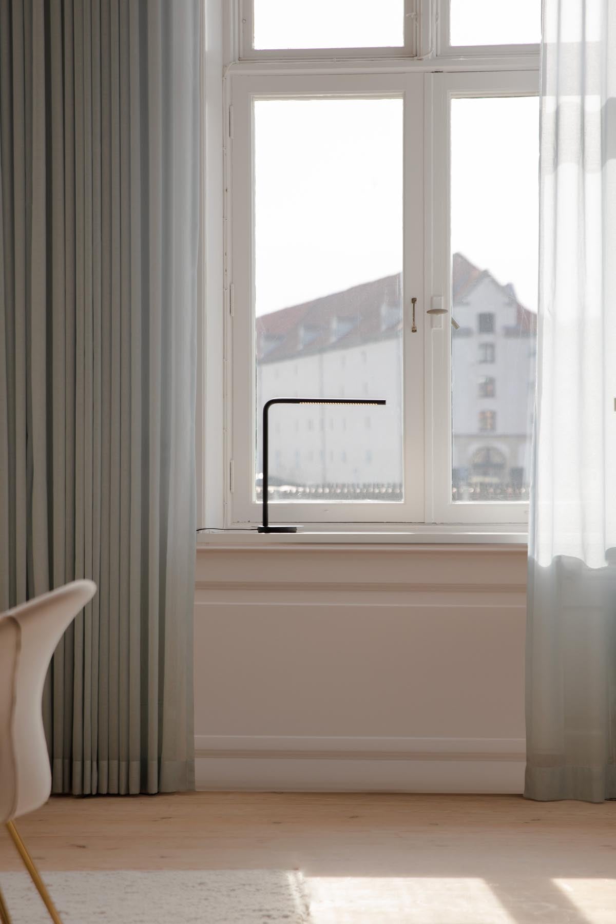 Elegante Omni Tischlampe in Schwarz von Umage, ideal für stimmungsvolle Beleuchtung in modernen Wohnräumen.
