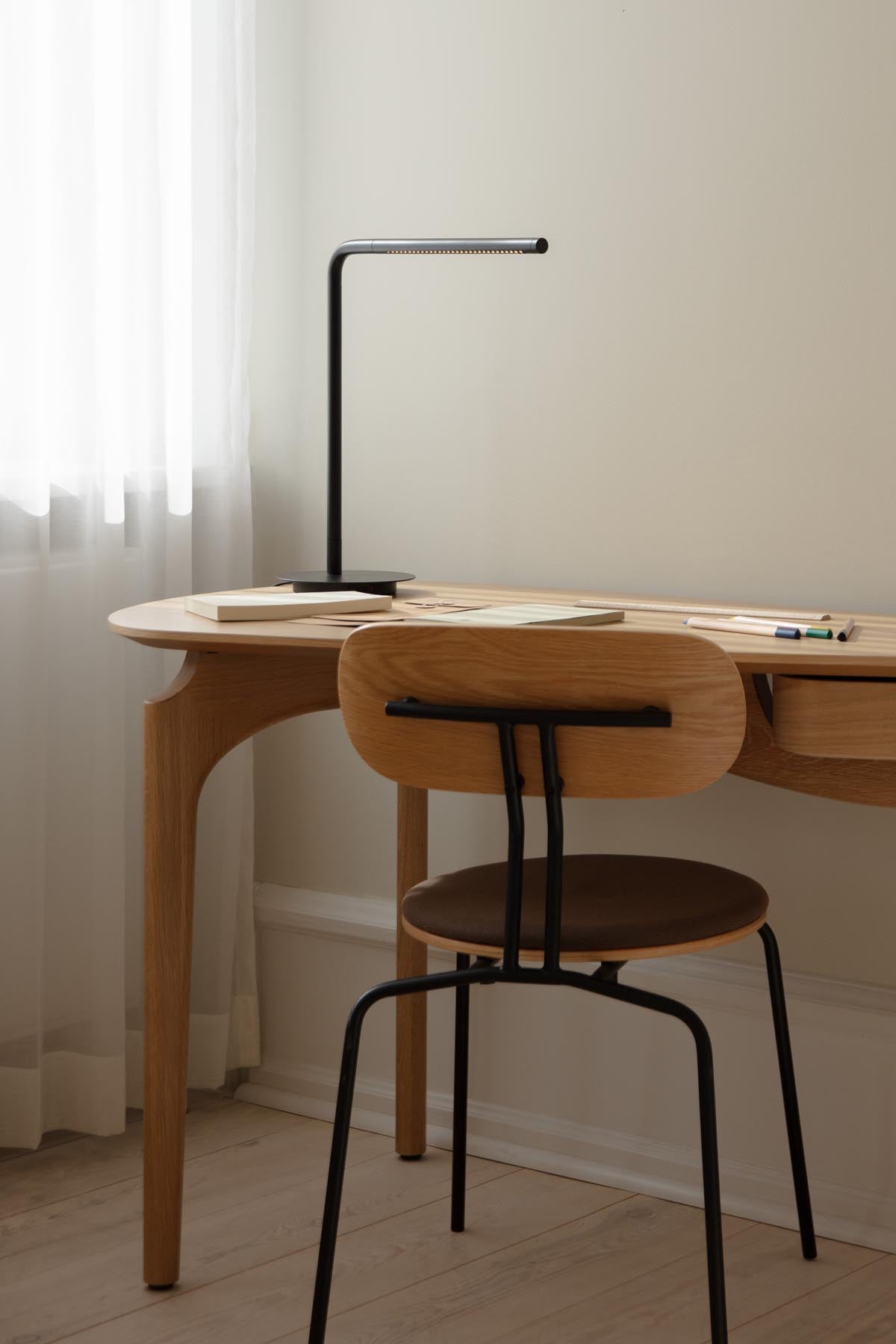 Stilvolle Omni Tischlampe in Schwarz von Umage, perfekt für gemütliche Akzente und modernes Interieur.