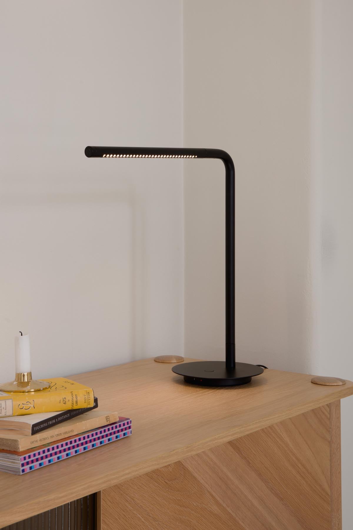 Elegante Omni Tischlampe in Schwarz von Umage, ideal für stimmungsvolle Beleuchtung und zeitgemäße Wohnräume.