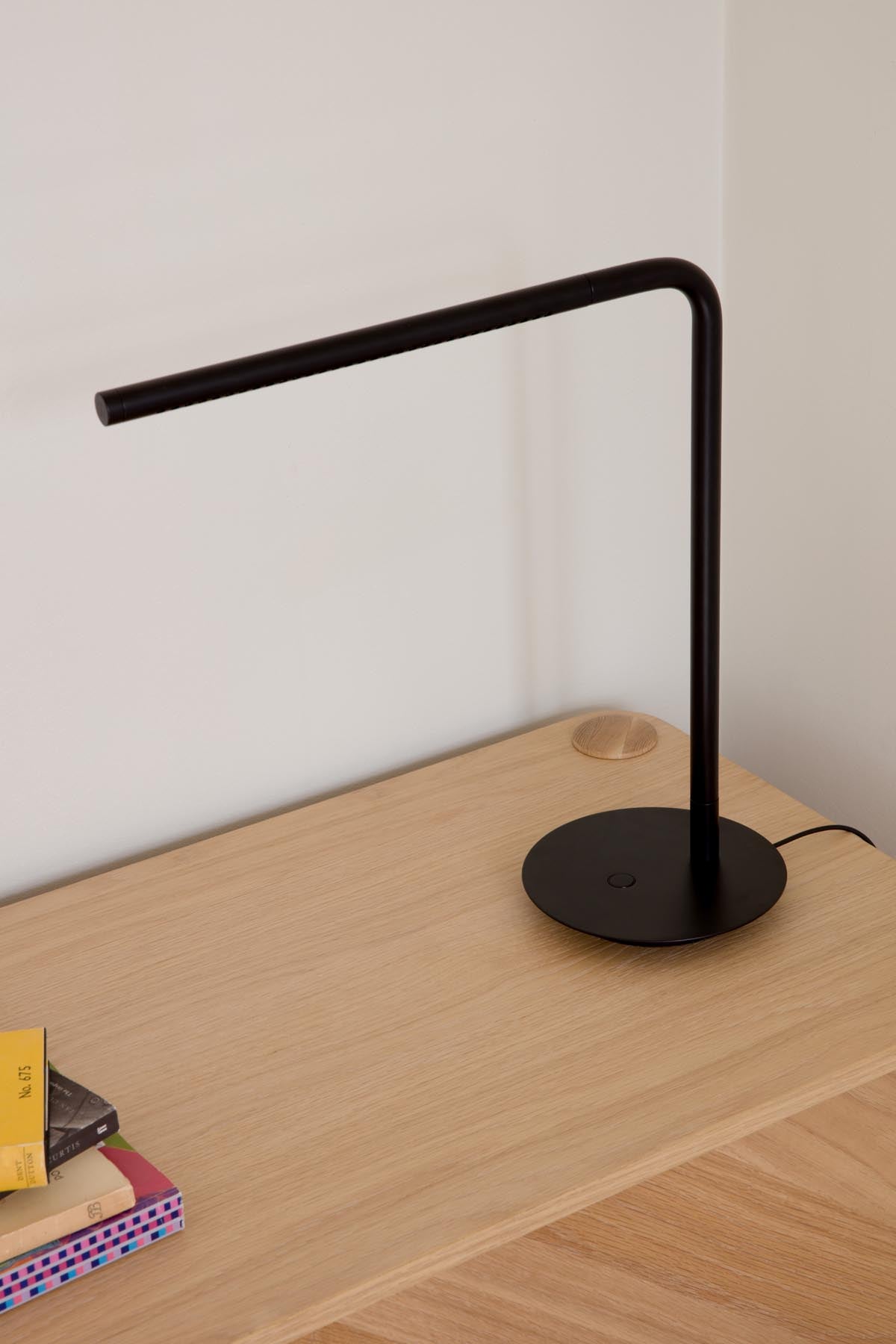Moderne Omni Tischlampe in stilvollem Schwarz von Umage, perfekt für gemütliche Akzente und zeitgenössisches Interieur.