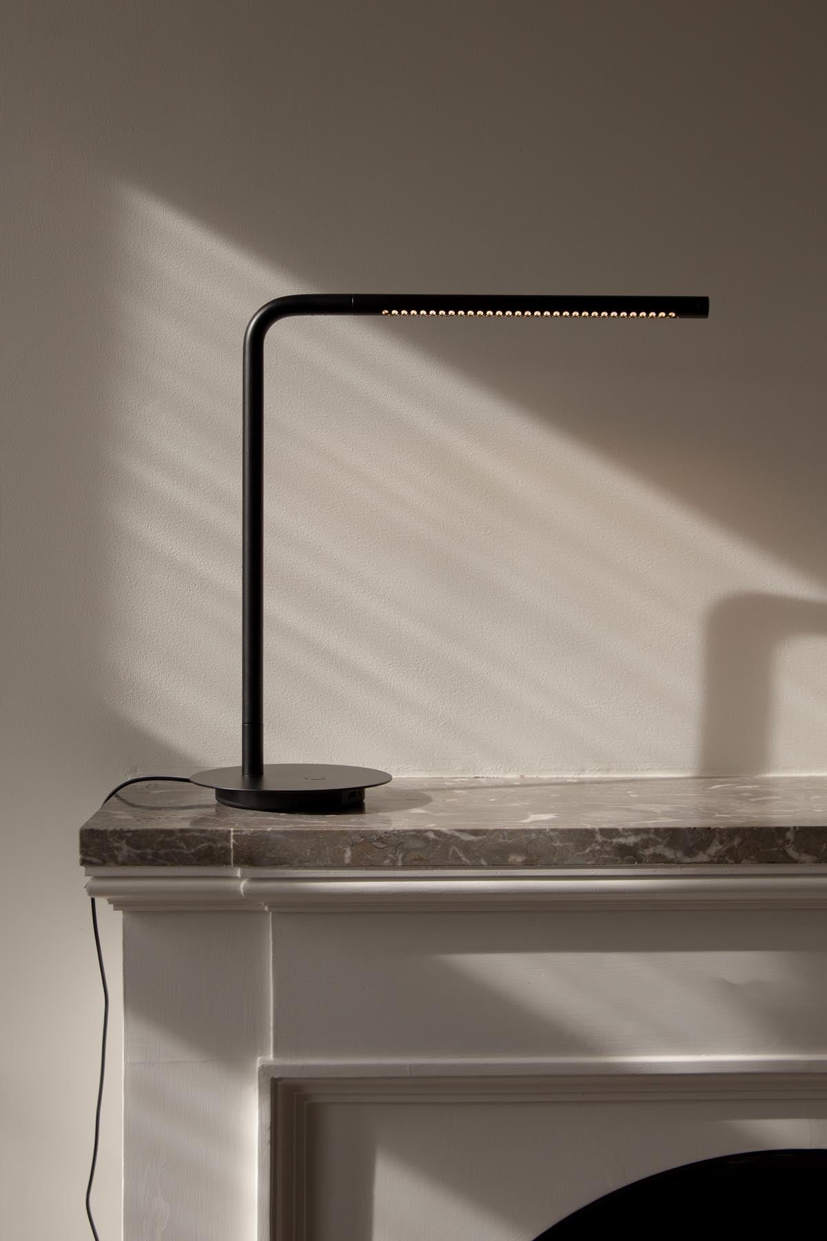 Elegante Omni Tischlampe in Schwarz von Umage, ideal für stimmungsvolle Beleuchtung und modernes Wohnambiente.