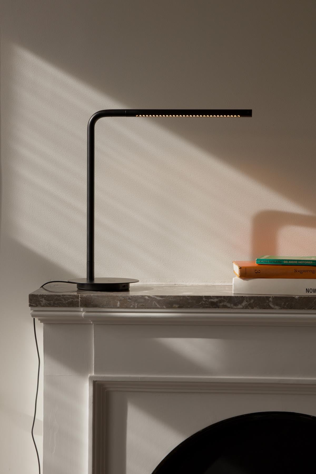 Moderne Omni Tischlampe in stilvollem Schwarz von Umage, perfekt für gemütliche Atmosphäre und zeitgemäße Einrichtung.