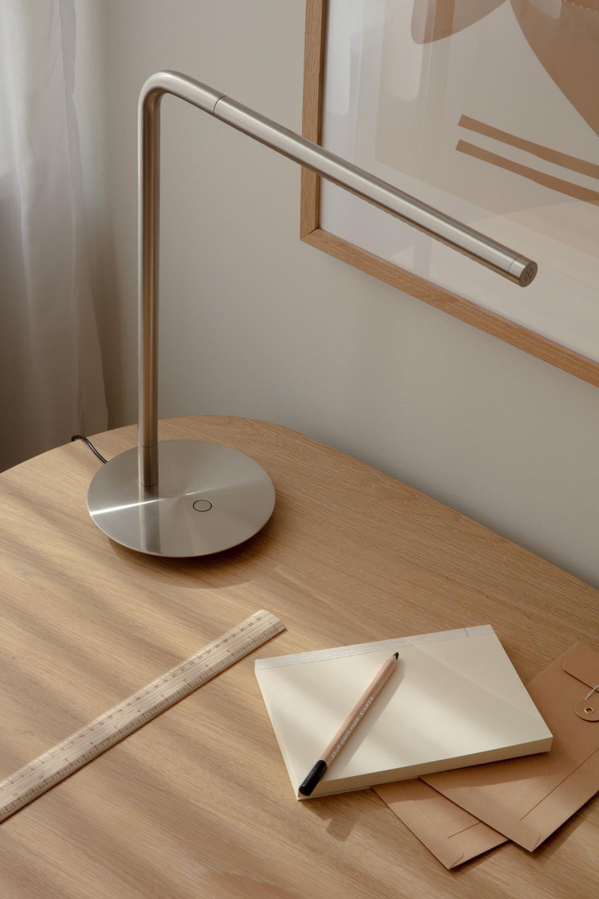 Elegante Omni Tischlampe in gebürstetem Stahl, ideal für stilvolle Akzente in jedem Raum. Perfekte Kombination aus Funktionalität und Design.