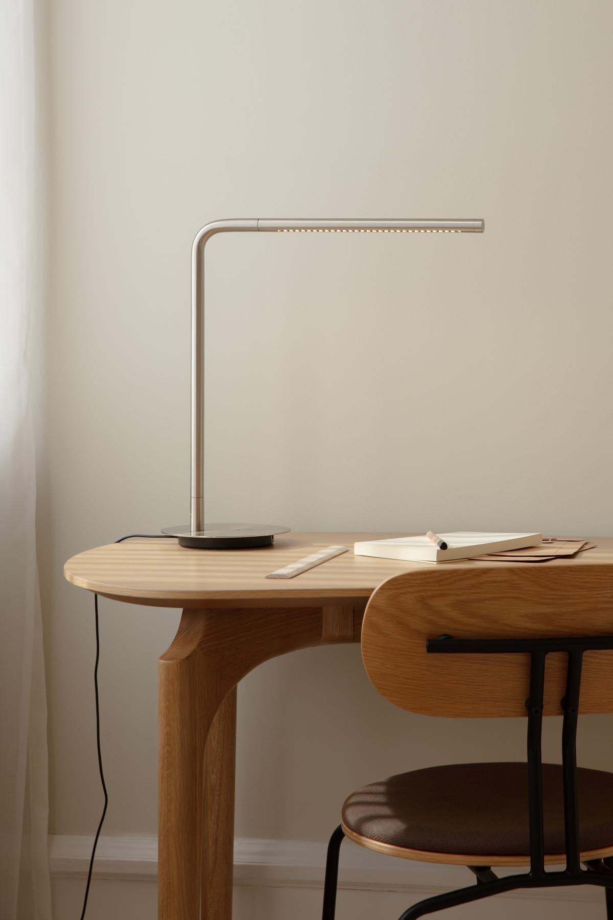 Elegante Omni Tischlampe von Umage aus gebürstetem Stahl, ideal für stilvolle Akzente in jedem Wohnraum.