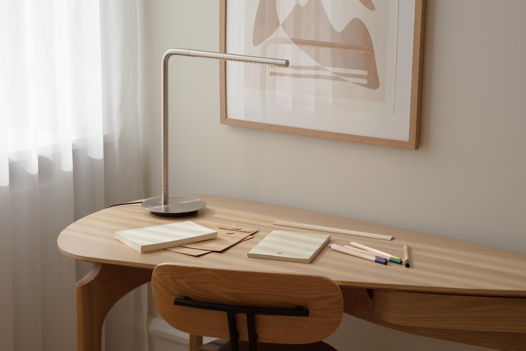 Moderne Omni Tischlampe von Umage, gefertigt aus hochwertigem gebürstetem Stahl, perfektes Lichtobjekt für zeitgemäße Inneneinrichtungen.