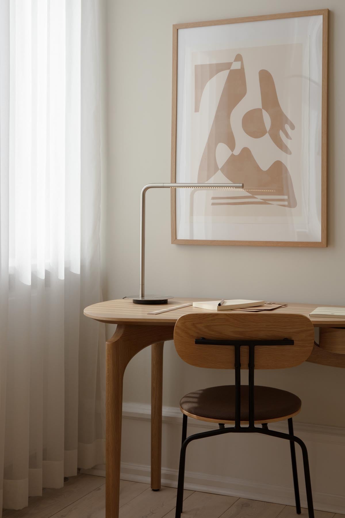 Elegante Omni Tischlampe von Umage, aus edlem gebürstetem Stahl, ideal für stilvolle Wohnräume und stimmungsvolle Beleuchtung.