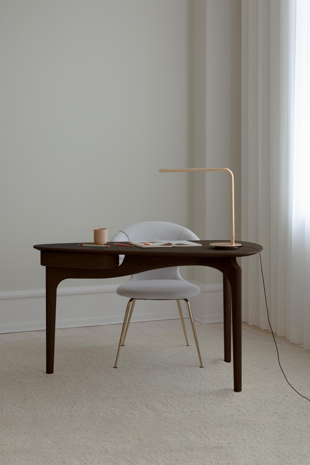 Stilvolle Omni Tischlampe von Umage aus edlem Messing, die mit ihrem warmen Licht und minimalistischen Design jeden Raum aufwertet.
