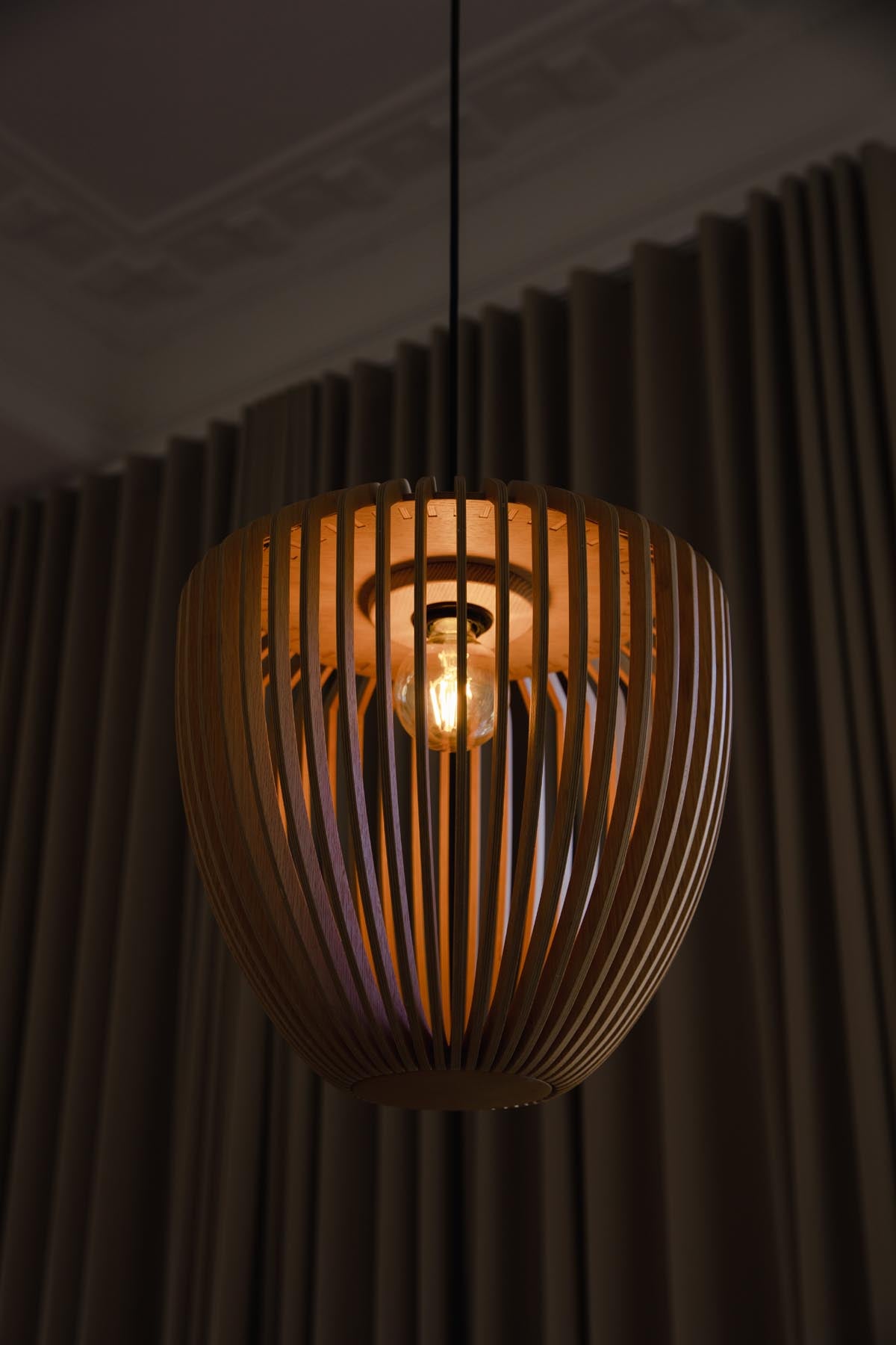 Eleganter Pendelleuchten-Lampenschirm aus hochwertigem Eichenholz, der eine gemütliche Atmosphäre schafft und modernes Design verkörpert.