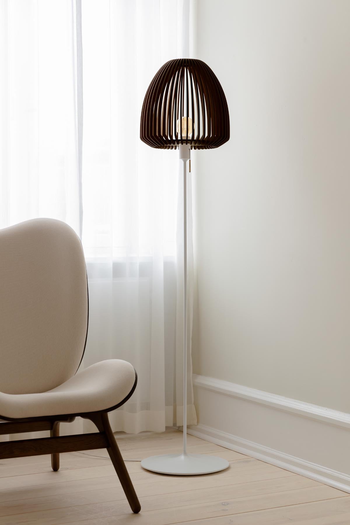 Clava Up Wandleuchte in Dark Oak präsentiert im Onlineshop von KAQTU Design AG. Pendelleuchte ist von Umage