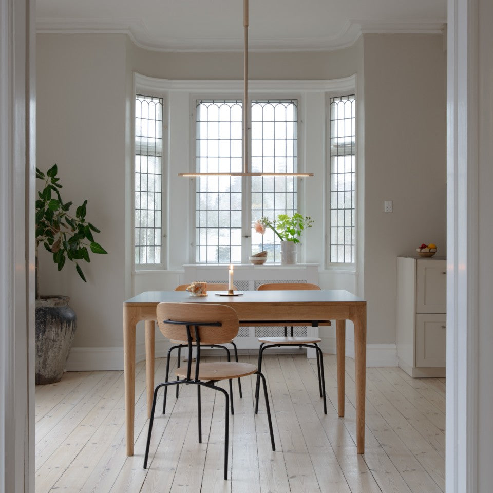 Elegante Omni Deckenleuchte von Umage in Messing, ideal für stilvolle Innenräume und stimmungsvolle Beleuchtung.