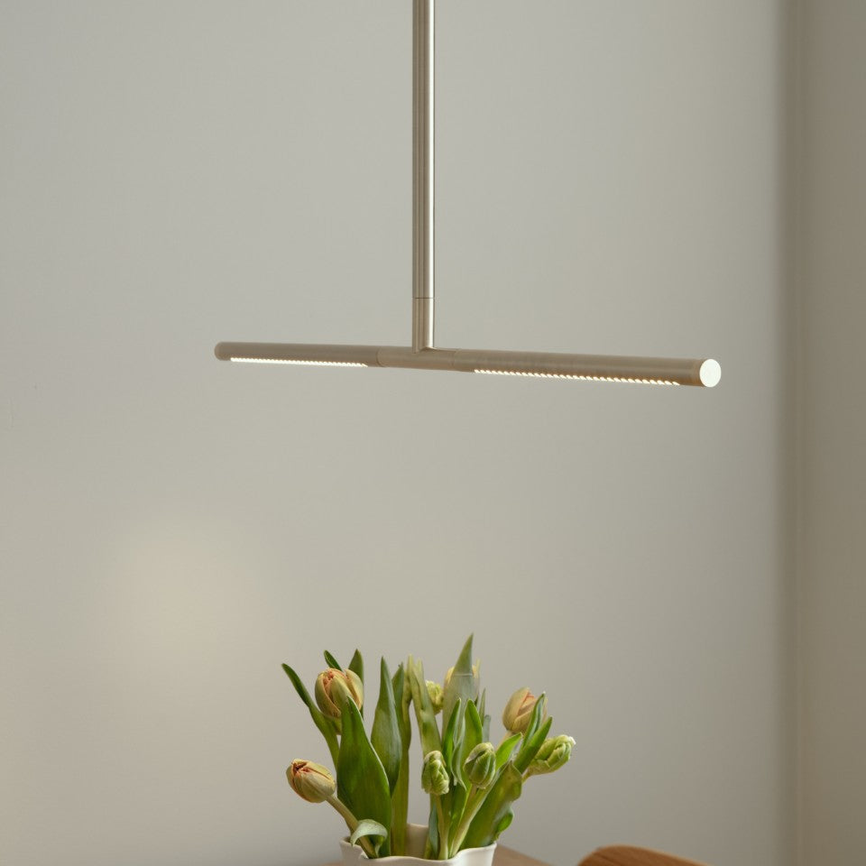 Elegante Omni Deckenleuchte von Umage in hochwertigem Messing, ideal für stimmungsvolle Beleuchtung und modernes Interieur.
