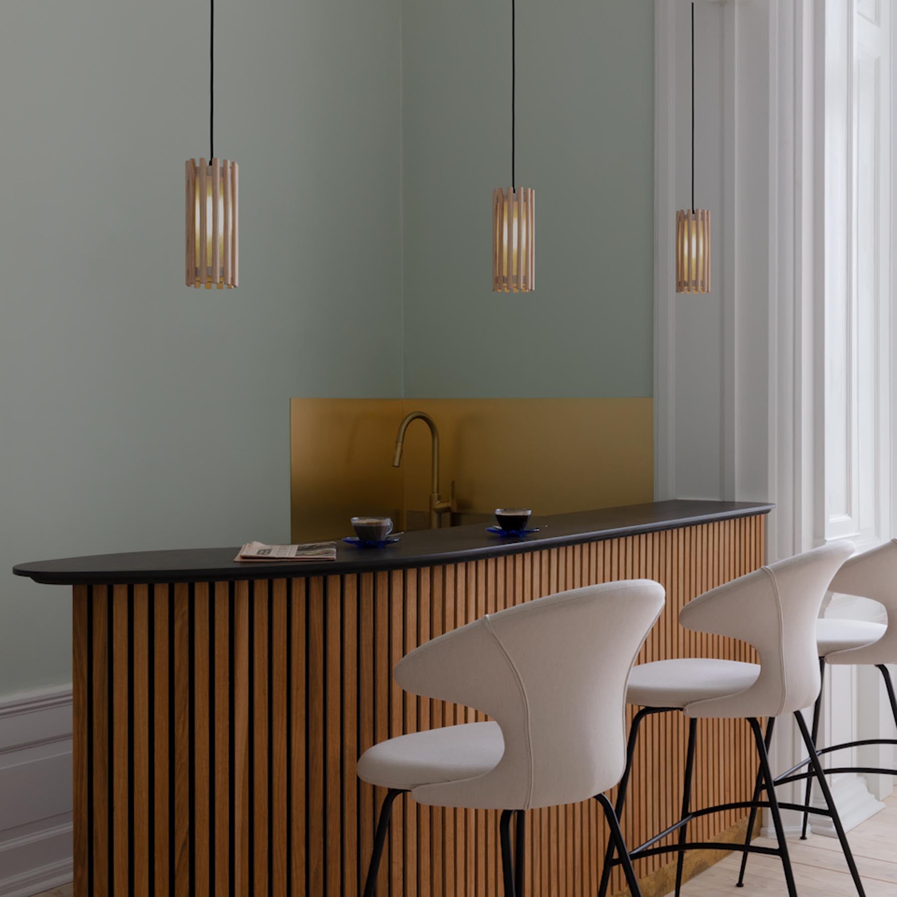 Stilvoller Pendelleuchten-Lampenschirm aus Eichenholz, der mit seinem einzigartigen Design und sanften Lichtakzenten eine einladende Atmosphäre erzeugt.