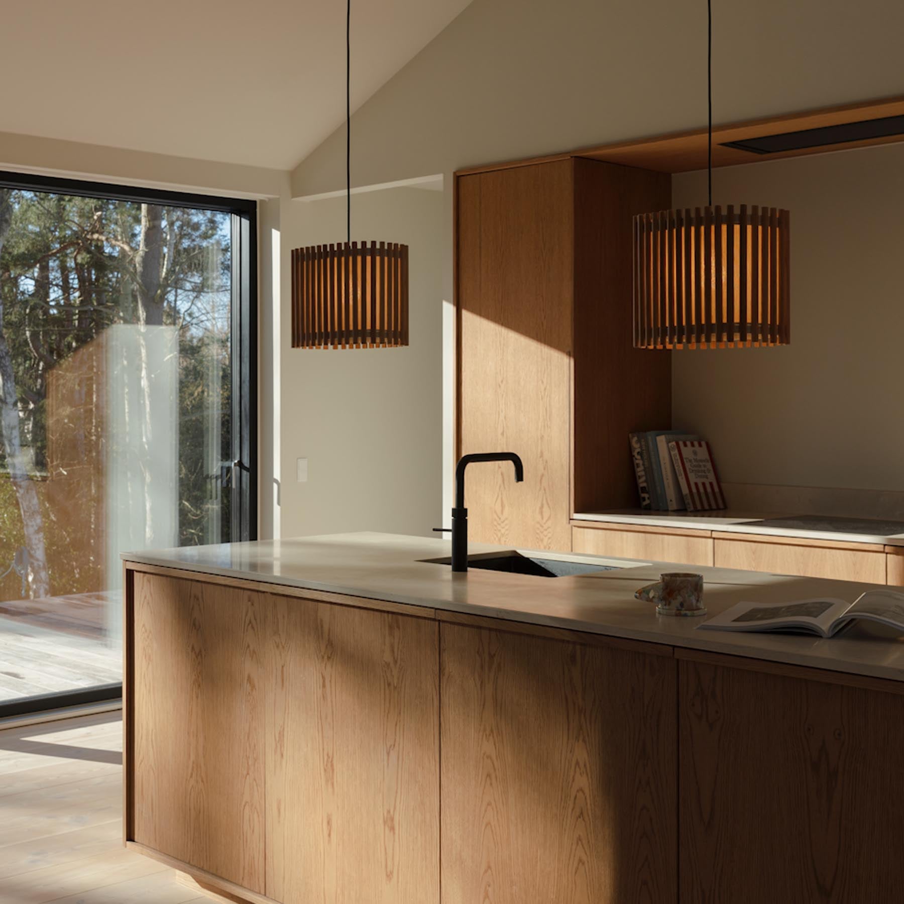 Eleganter rechteckiger Lampenschirm Komorebi von Umage, gefertigt aus hochwertigem Eichenholz, ideal für stilvolle Pendelleuchten in modernem Ambiente.
