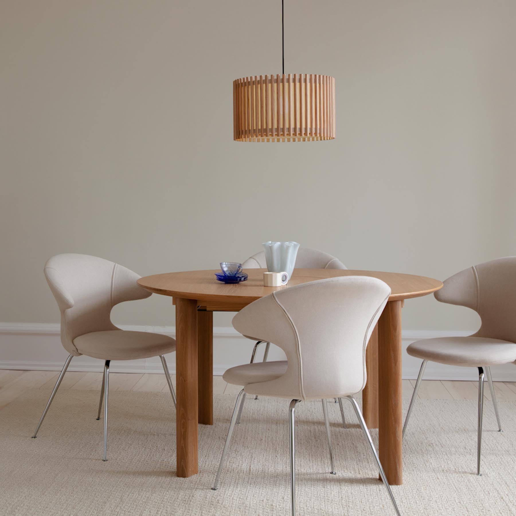 Eleganter Komorebi Circle Lampenschirm aus Eichenholz, ideal für stilvolle Pendelleuchten und stimmungsvolle Beleuchtung.