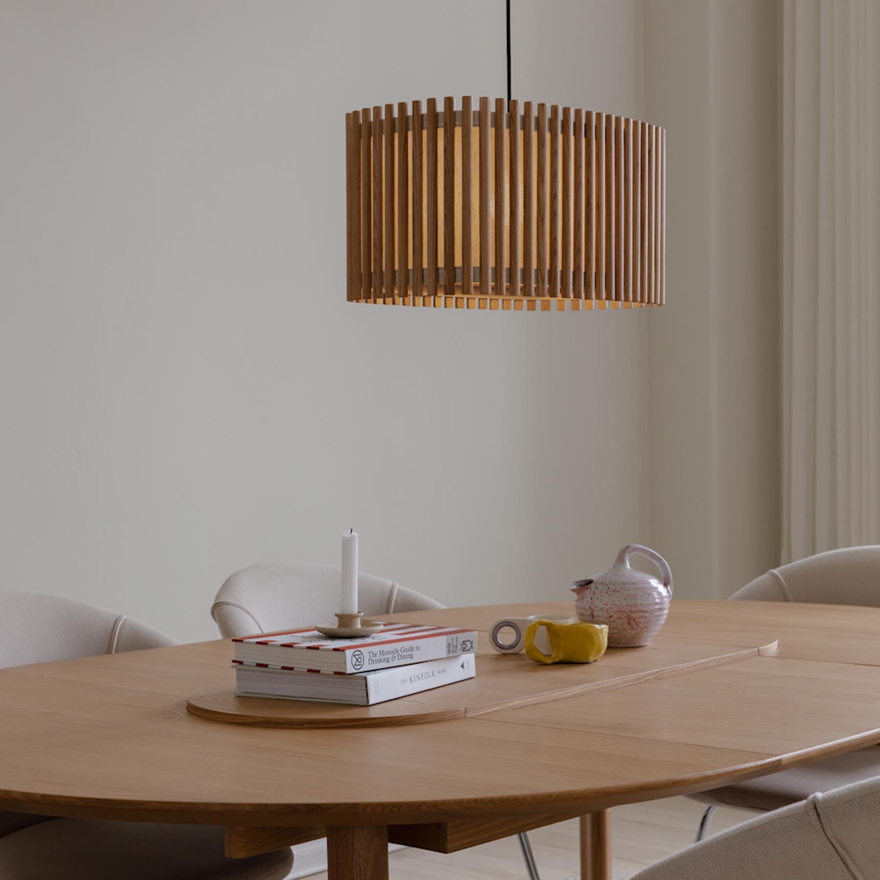 Eleganter Komorebi rechteckiger Lampenschirm aus Eiche, ideal für stilvolle Pendelleuchten, präsentiert in einem modernen Ambiente.