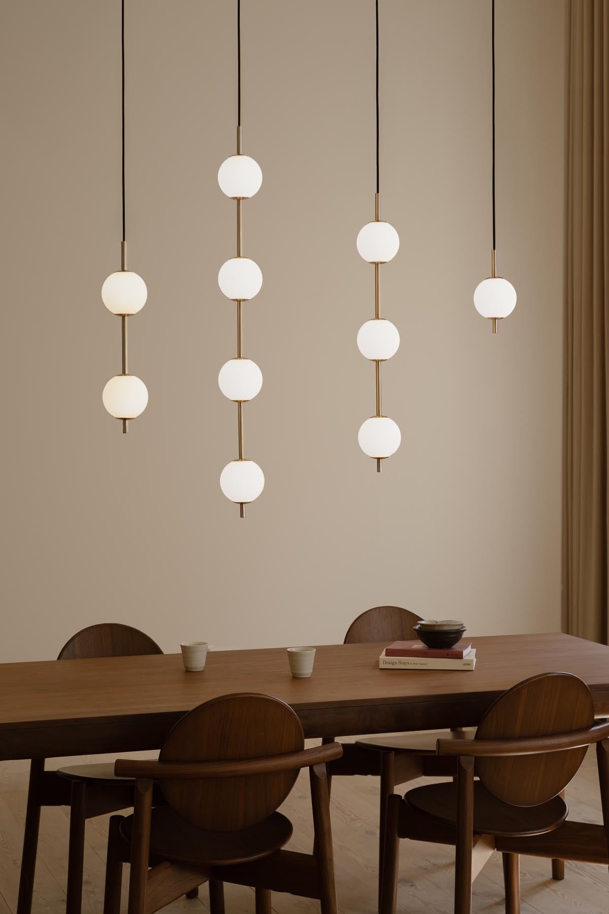 Elegante Audrey Pendellampe im 4er-Set aus Messing, ideal für stilvolle Beleuchtung in modernen Wohnräumen.