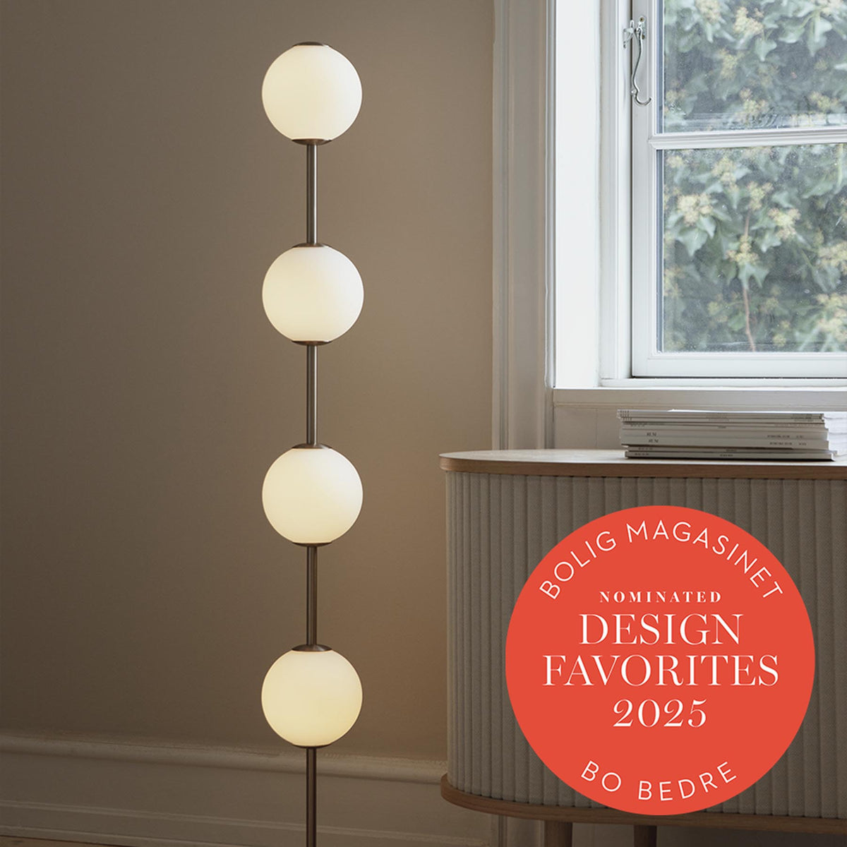 Audrey Floor lamp in Messing präsentiert im Onlineshop von KAQTU Design AG. Stehleuchte ist von Umage