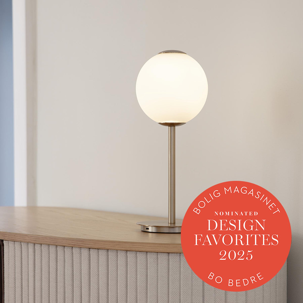 Audrey Tischlampe in Brass präsentiert im Onlineshop von KAQTU Design AG. Tischleuchte ist von Umage