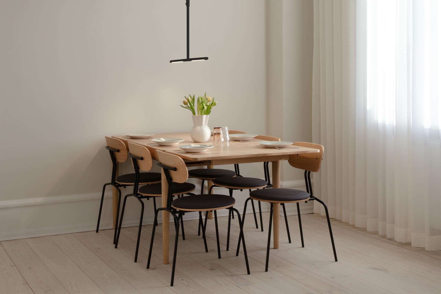 Elegante Omni Deckenleuchte von Umage in Schwarz, ideal für stilvolle Innenräume und stimmungsvolle Beleuchtung.