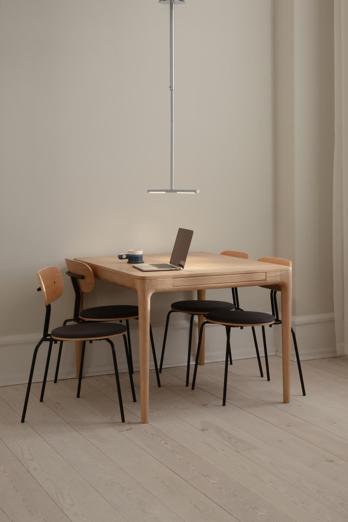 Elegante Omni Deckenleuchte von Umage, gefertigt aus robustem Stahl, ideal für ein modernes Ambiente und stimmungsvolle Beleuchtung.