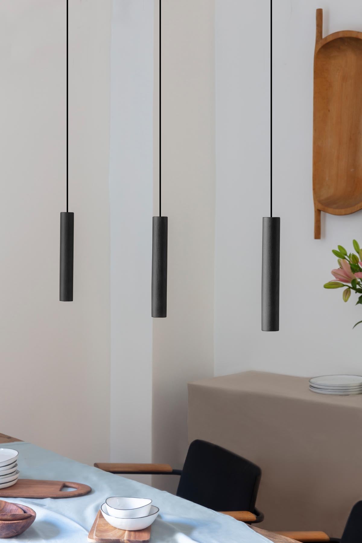 Elegante Chimes Pendellampe in Black Oak, die durch ihr stilvolles Design und warmes Licht jeden Raum aufwertet.