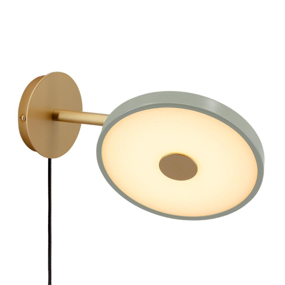 Asteria Wandleuchte short mit Kabel in Nuance Olive präsentiert im Onlineshop von KAQTU Design AG. Wandleuchte ist von Umage