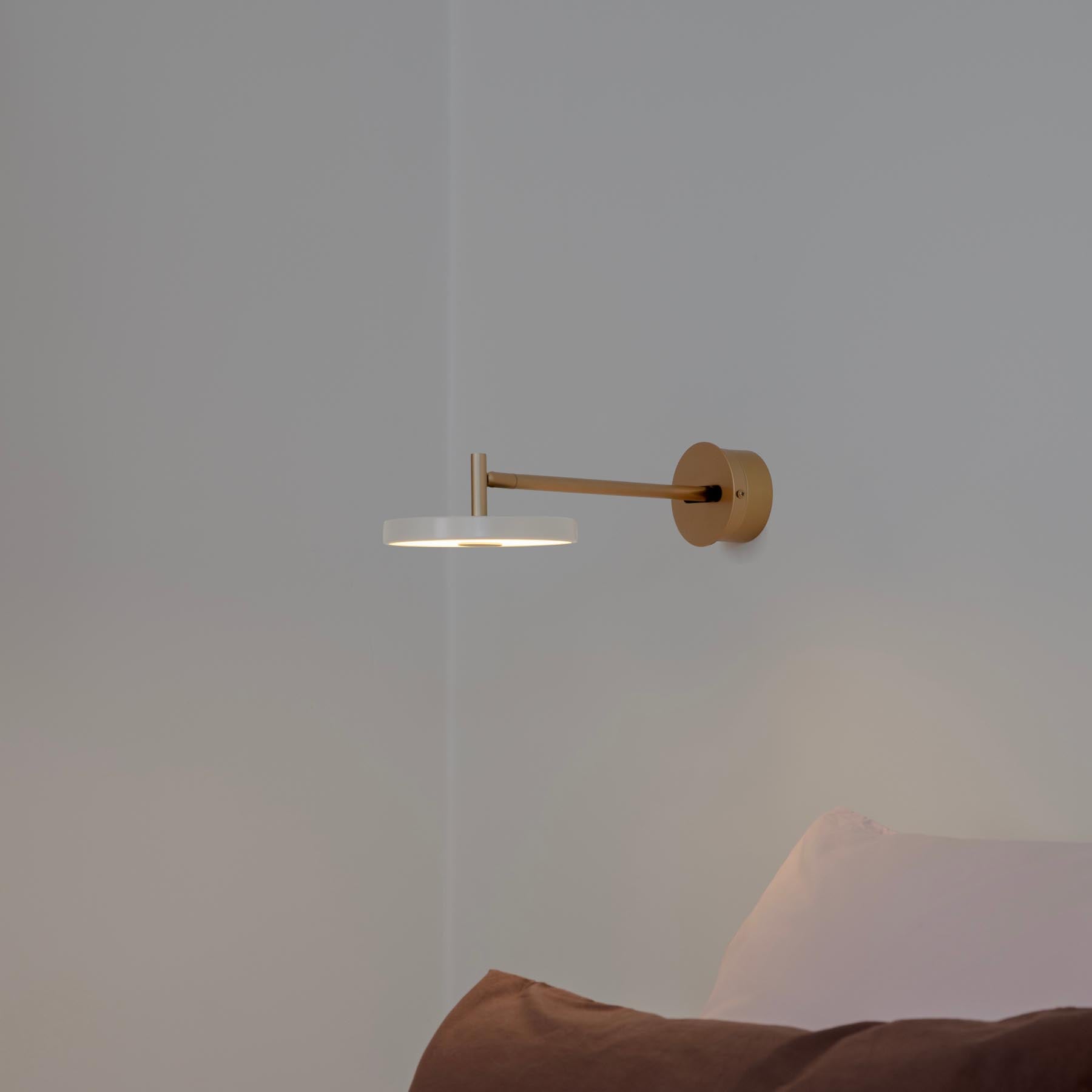 Moderne Asteria Wandleuchte long in sanftem Pearl White, perfekt für eine stilvolle Beleuchtung und Akzentuierung in Wohnräumen.