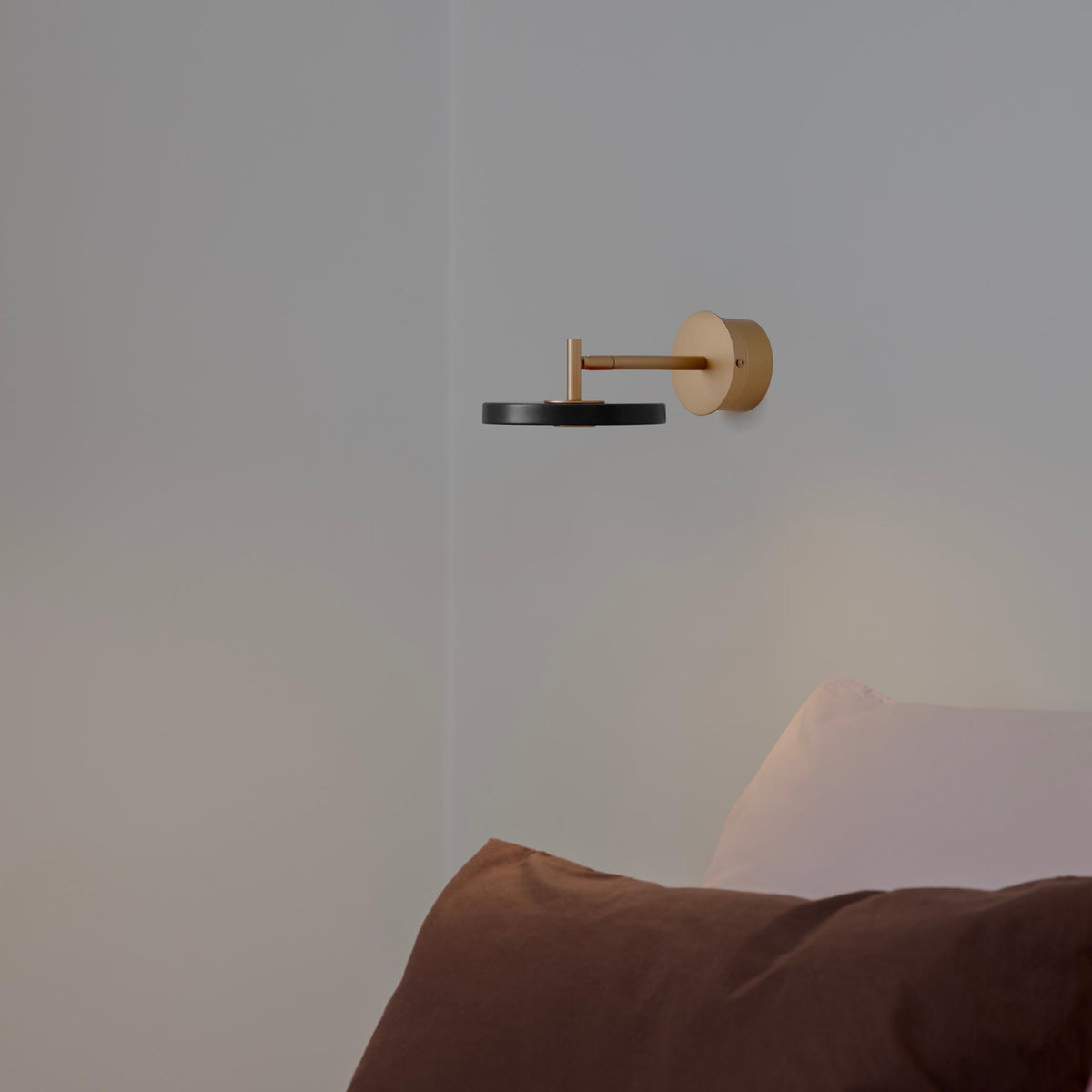 Wandleuchte Asteria long Hardwired von Umage, flach und länglich an der Wand montiert