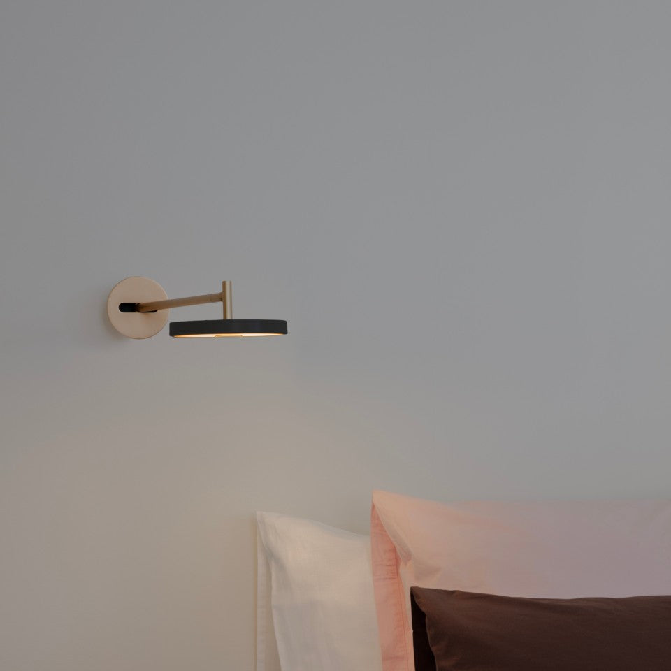Moderne Asteria Wandleuchte long mit Kabel in Schwarz, perfekt für eine stilvolle Beleuchtung und Akzentuierung in Wohnräumen.