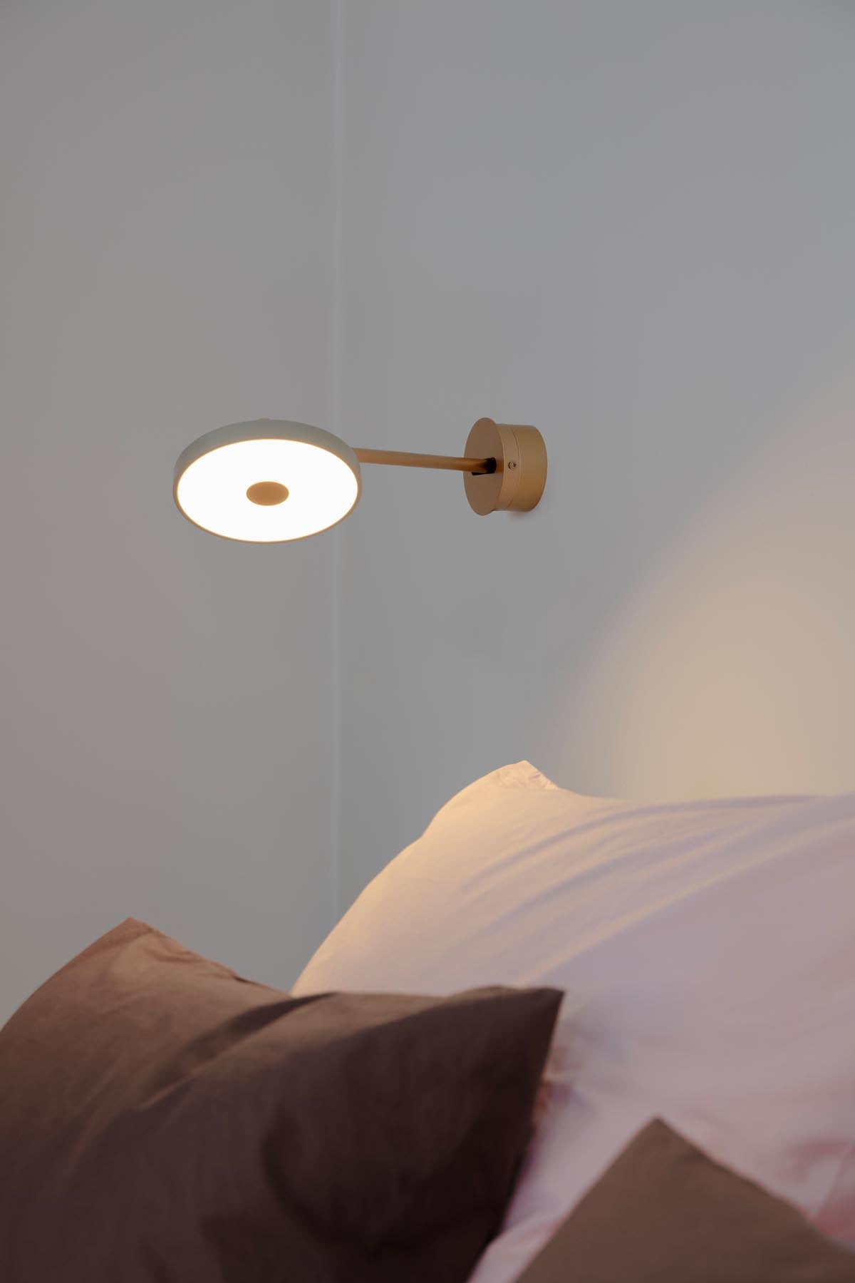 Wandleuchte Asteria long Hardwired von Umage, flach und länglich an der Wand montiert