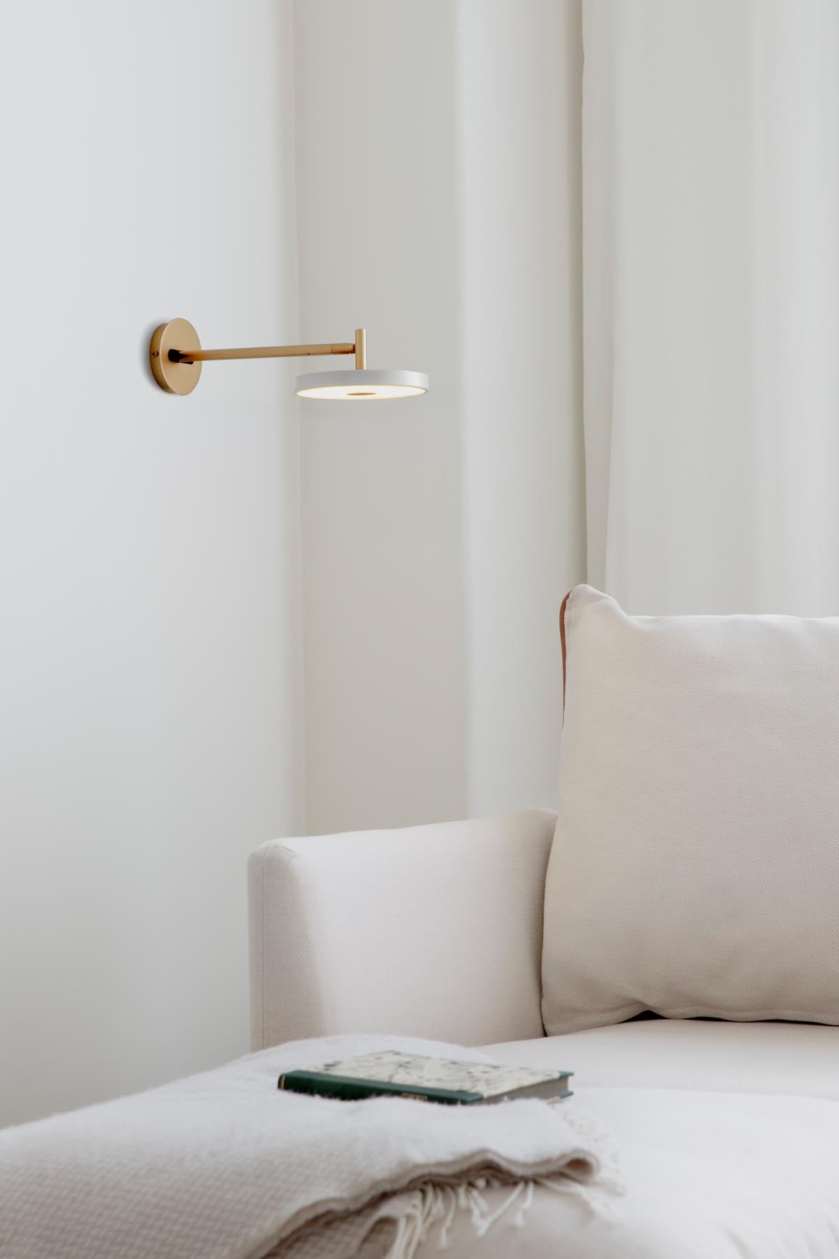 Wandleuchte Asteria long Hardwired von Umage, flach und länglich an der Wand montiert