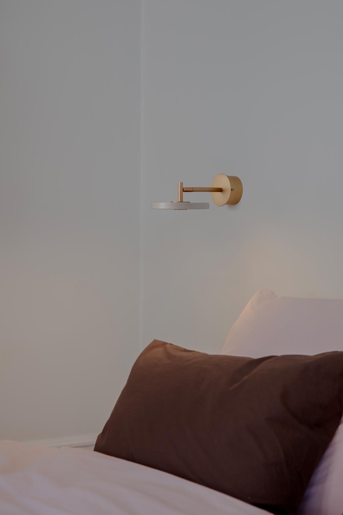 Elegante Asteria Wandleuchte long mit Kabel in sanftem Mist, ideal für stilvolle Akzente in jedem Raum.