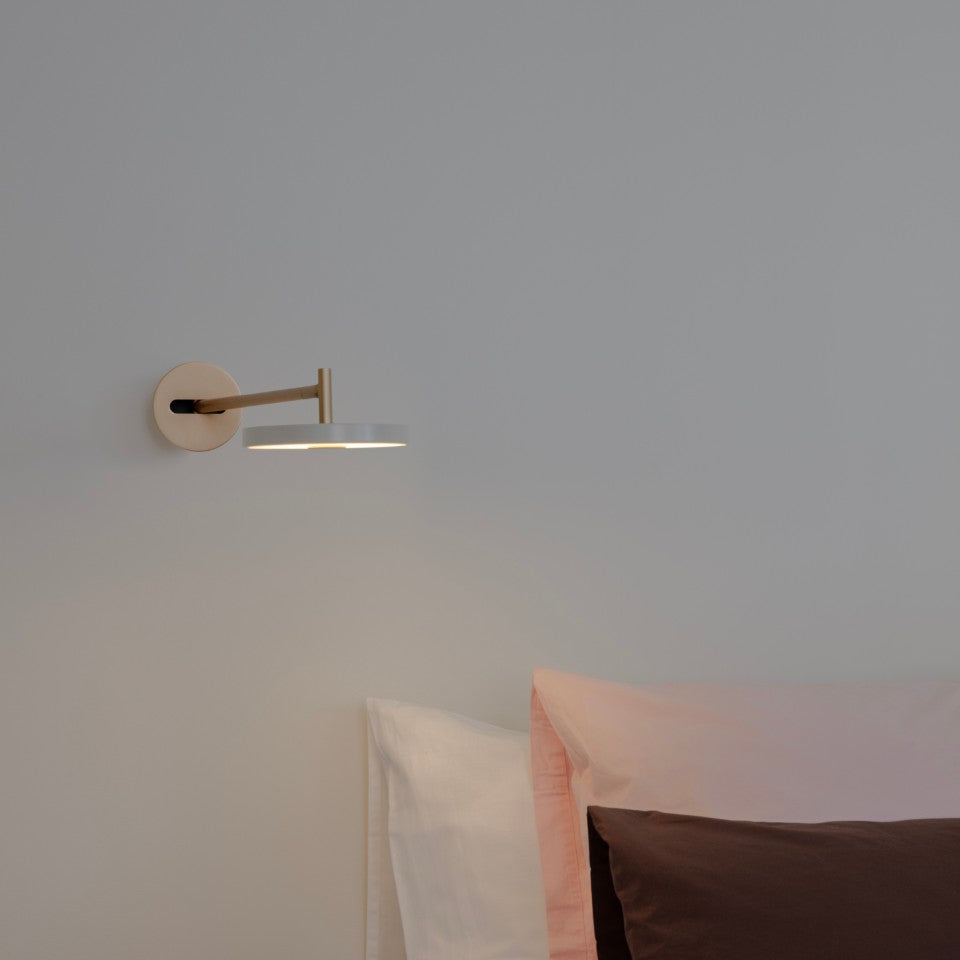 Elegante Asteria Wandleuchte long mit Kabel in sanftem Mist, ideal für stimmungsvolle Akzente und modernes Design in jedem Raum.