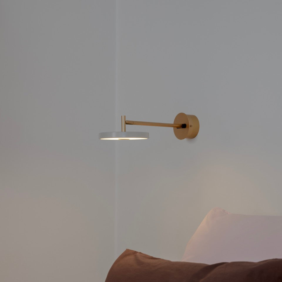 Stilvolle Asteria Wandleuchte long mit Kabel in zartem Mist, perfekt für eine harmonische Beleuchtung und zeitgemäße Einrichtung.
