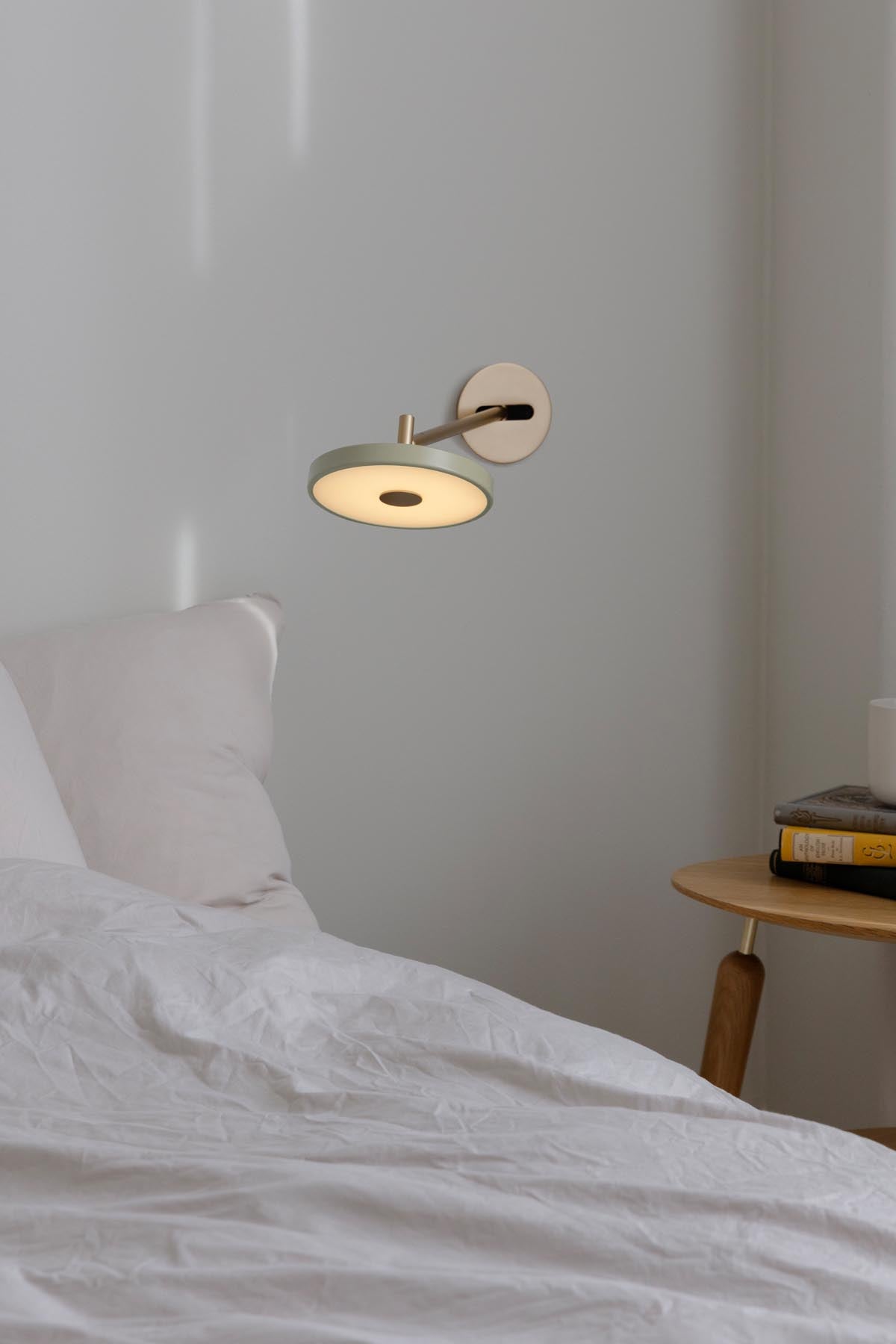 Wandleuchte Asteria long Hardwired von Umage, flach und länglich an der Wand montiert