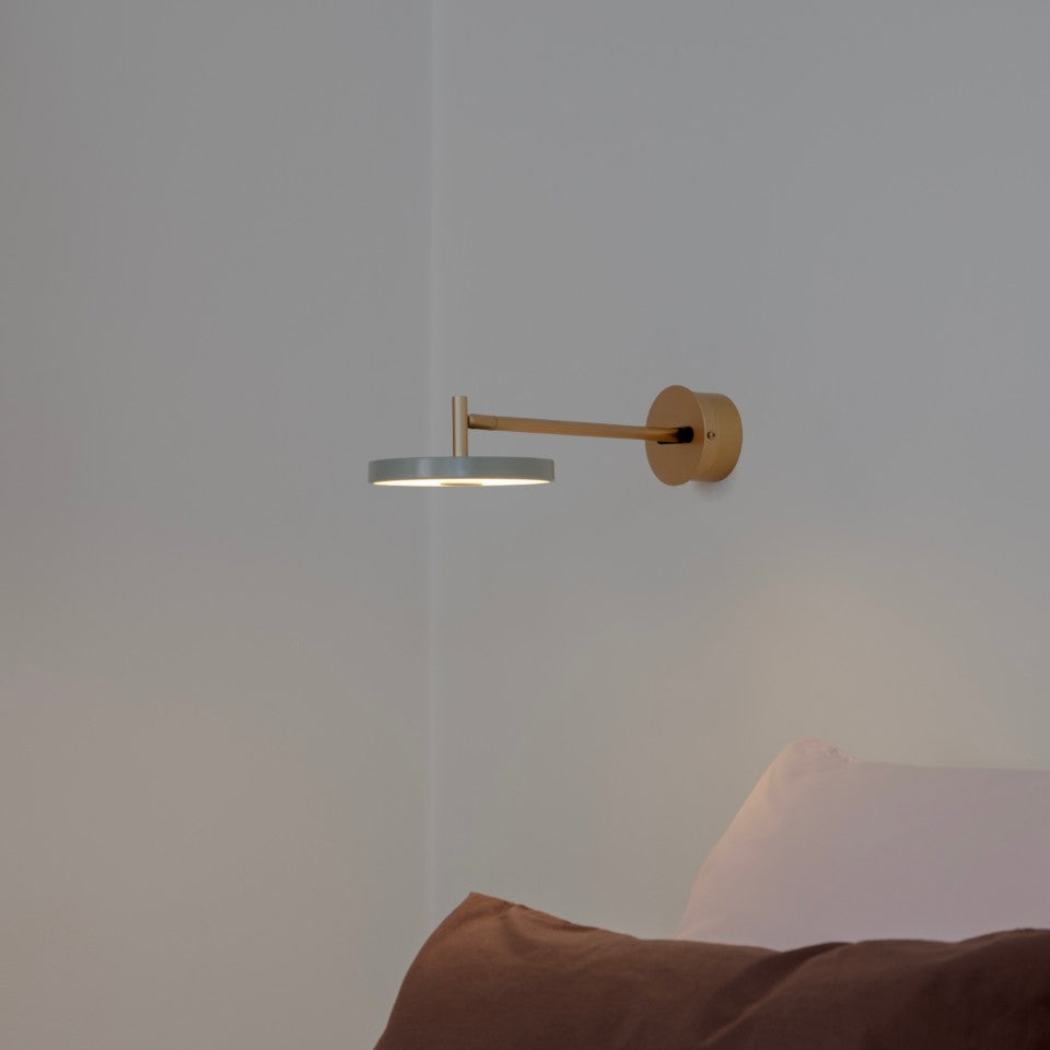 Stilvolle Asteria Wandleuchte long mit Kabel in Olivgrün, perfekt für akzentuierte Lichtakzente in zeitgemäßen Innenräumen.