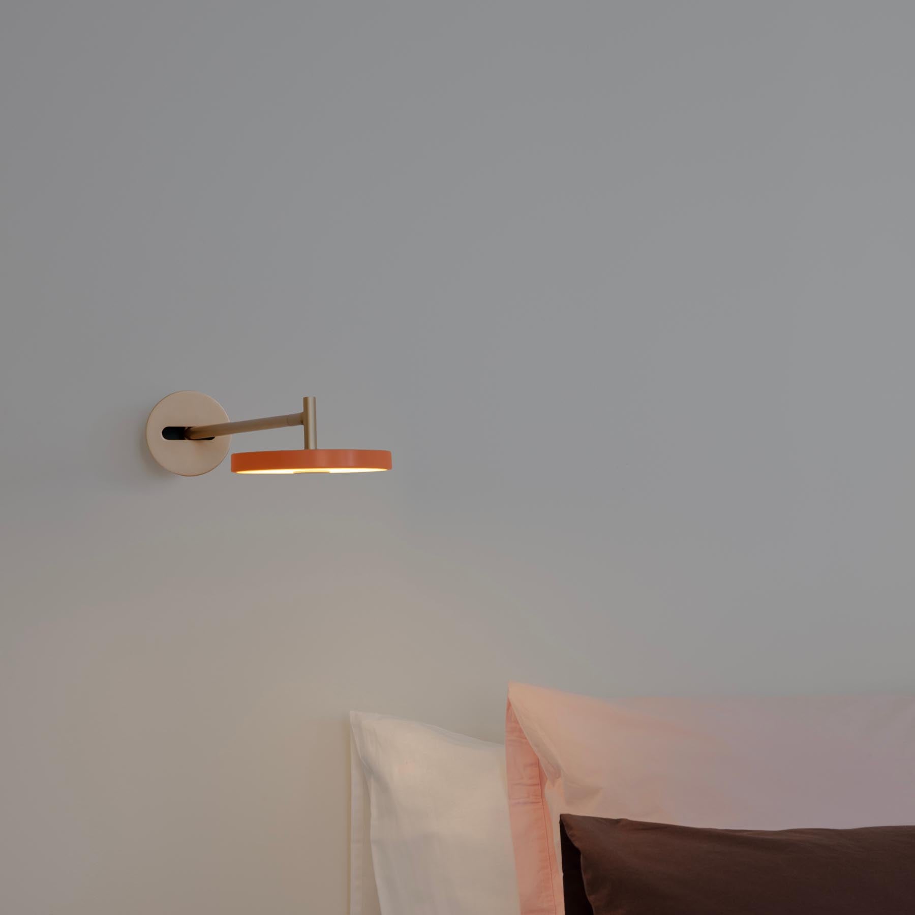 Elegante Asteria Wandleuchte long mit Kabel in warmem Orange, ideal für stimmungsvolle Beleuchtung in jedem Raum.