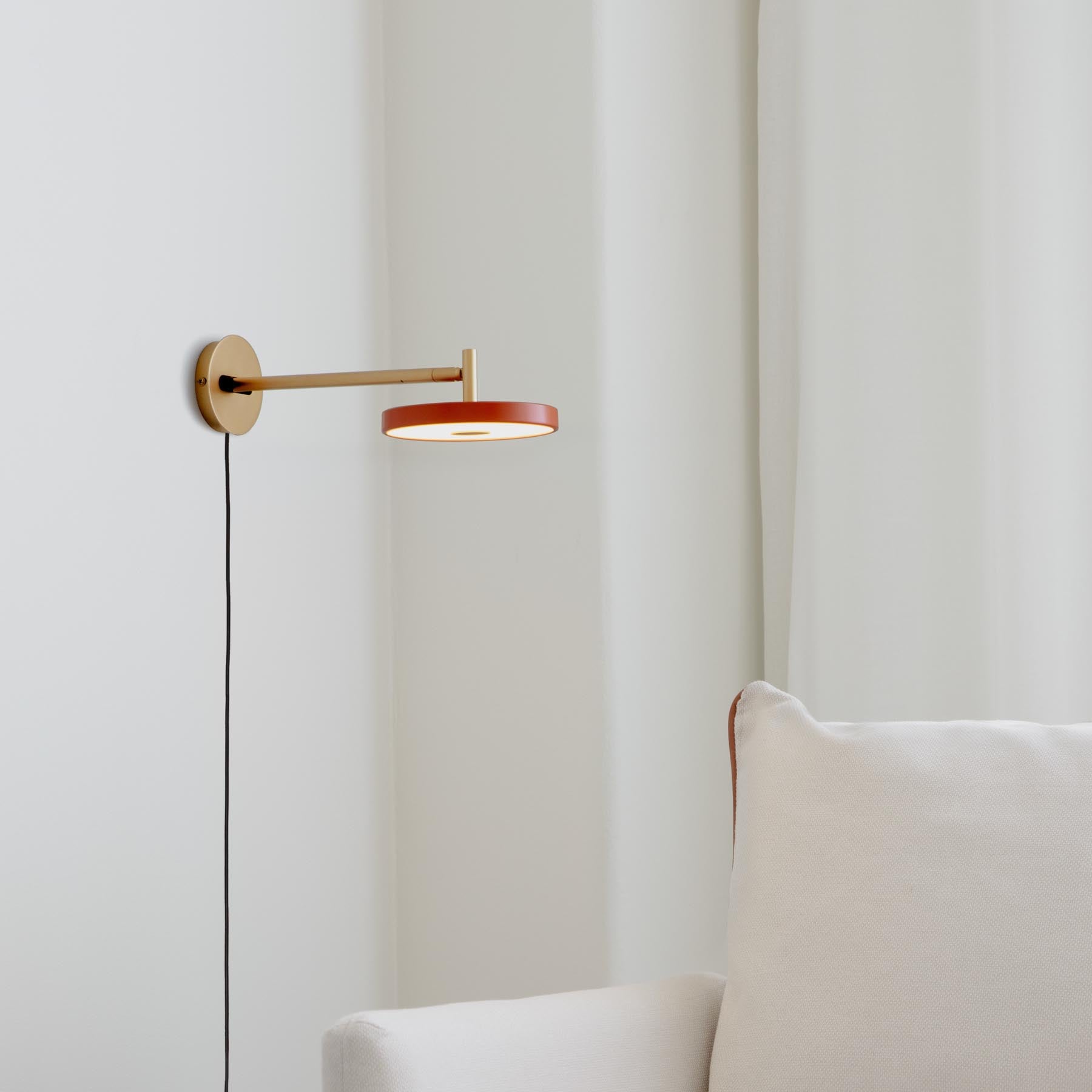 Moderne Asteria Wandleuchte long mit Kabel in sanftem Orange, perfekt für eine gemütliche Atmosphäre und stilvolle Akzente in Ihrem Zuhause.