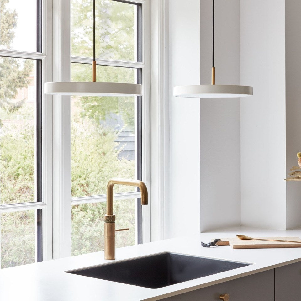 Asteria Plus Mini Pendellampe in Pearl White präsentiert im Onlineshop von KAQTU Design AG. Pendelleuchte ist von Umage