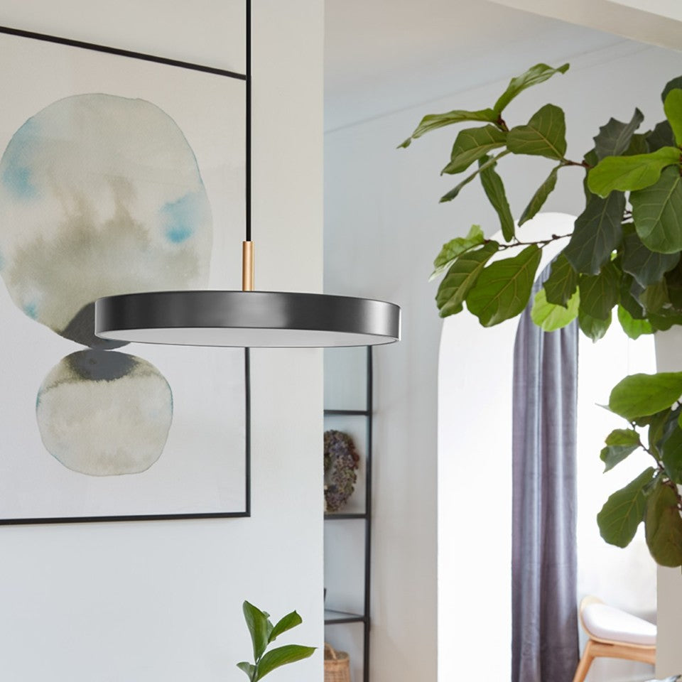Asteria Plus Mini Pendellampe in Anthracite Grey präsentiert im Onlineshop von KAQTU Design AG. Pendelleuchte ist von Umage