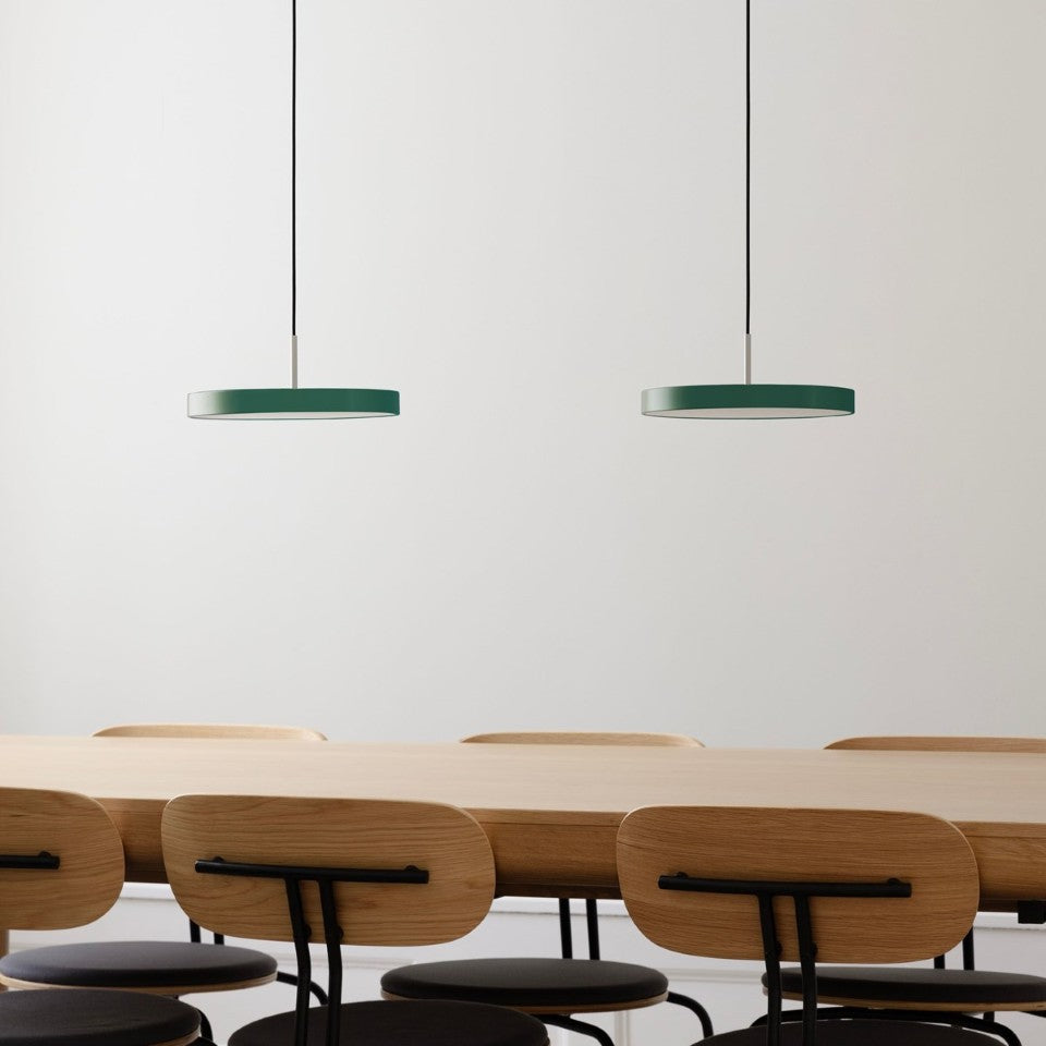 Elegante Asteria Plus Mini Pendellampe von Umage, ideal für eine stilvolle Beleuchtung und harmonische Akzente in Ihrem Wohnraum.
