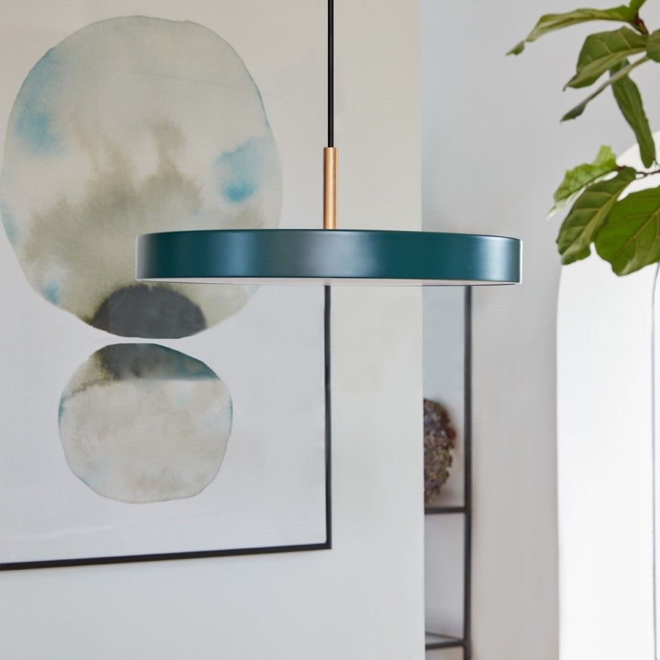 Asteria Plus Mini Pendellampe in Forest Green präsentiert im Onlineshop von KAQTU Design AG. Pendelleuchte ist von Umage