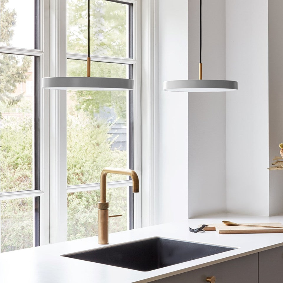 Schicke Asteria Plus Mini Pendellampe von Umage, perfekt für kreative Lichtakzente in jedem Raum und zeitloses Ambiente.