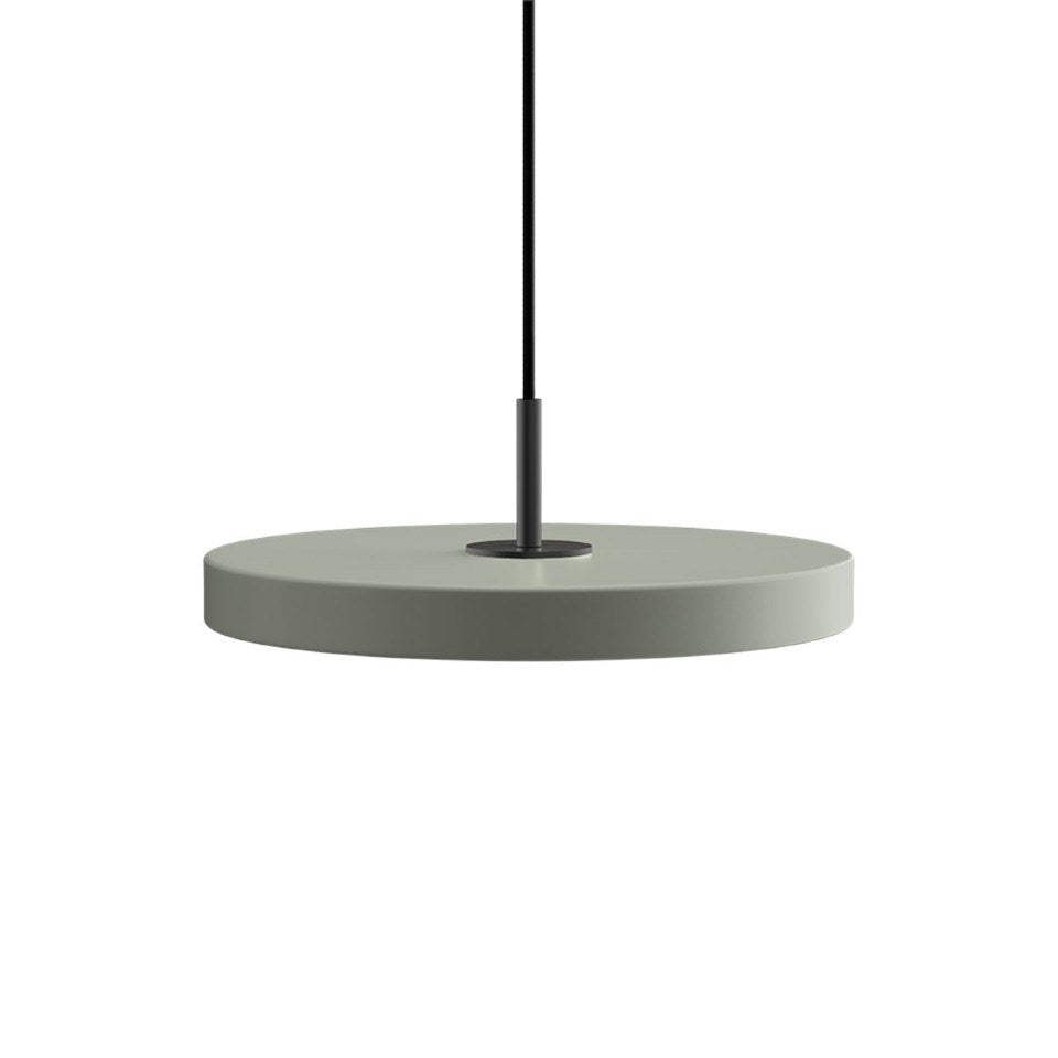 Asteria Plus Mini Pendellampe in Nuance Olive präsentiert im Onlineshop von KAQTU Design AG. Pendelleuchte ist von Umage