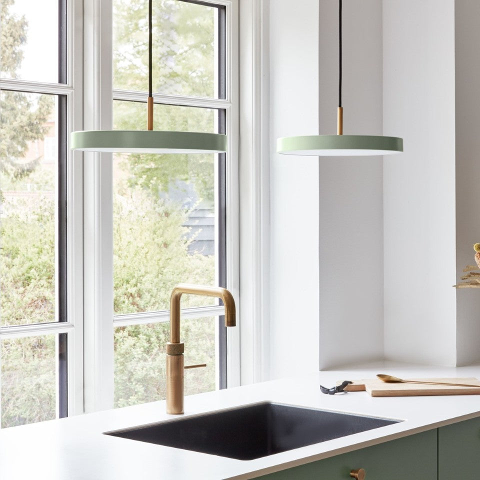Asteria Plus Mini Pendellampe in Nuance Olive präsentiert im Onlineshop von KAQTU Design AG. Pendelleuchte ist von Umage