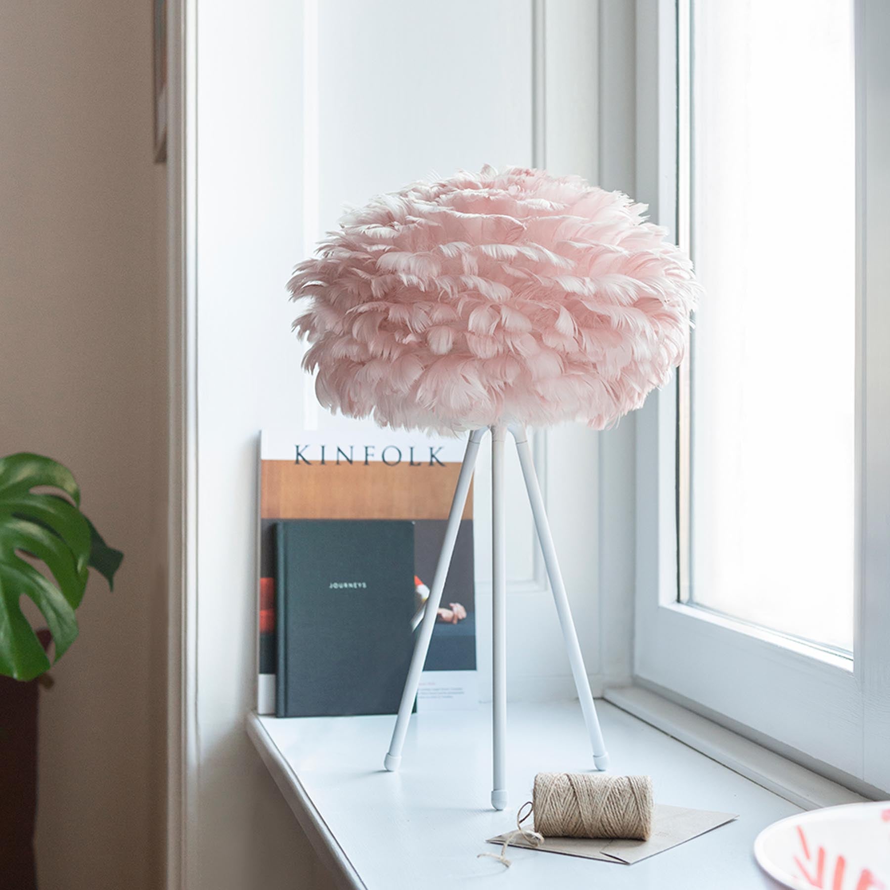 Schöner Eos Lampenschirm von Umage in strahlendem Weiß, perfekt für eine zeitgemäße und elegante Raumgestaltung.