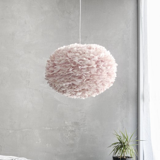 Zarter Eos Lampenschirm in sanftem Light Rose, perfekt für eine gemütliche Atmosphäre und stilvolle Akzente in Ihrem Zuhause.